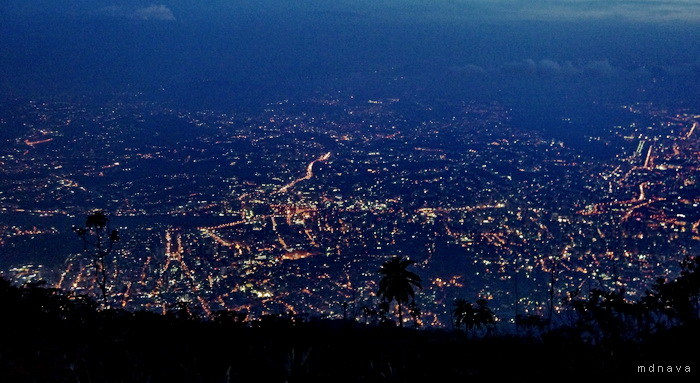 Foto de Caracas desde el Pico Occidental, Warairarepano Foto de Caracas desde el Pico Occidental, Warairarepano